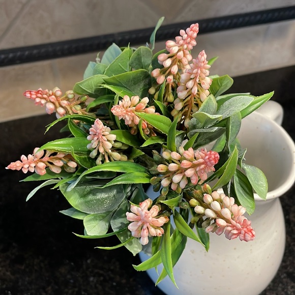 Italian pottery 6 1/2” creamy beige with brown speckled pitcher/vase with posies - Picture 8 of 10